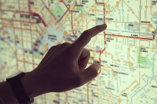 Personne pointant un lieu sur une carte - secteur d'intervention rouen nettoyage M&M Services Pro