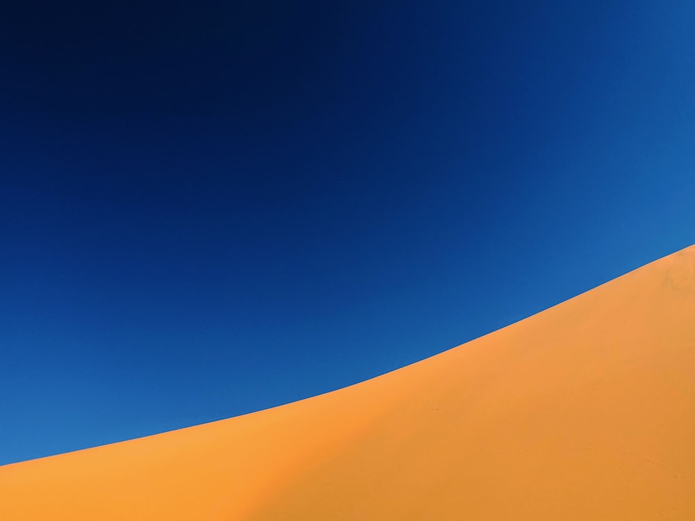 blauer Himmel über der Wüste tagsüber