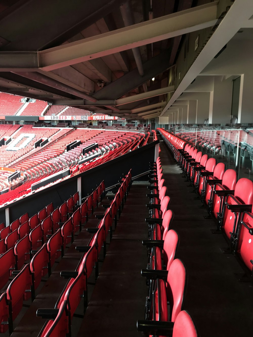 Rote und schwarze Stühle im Stadion