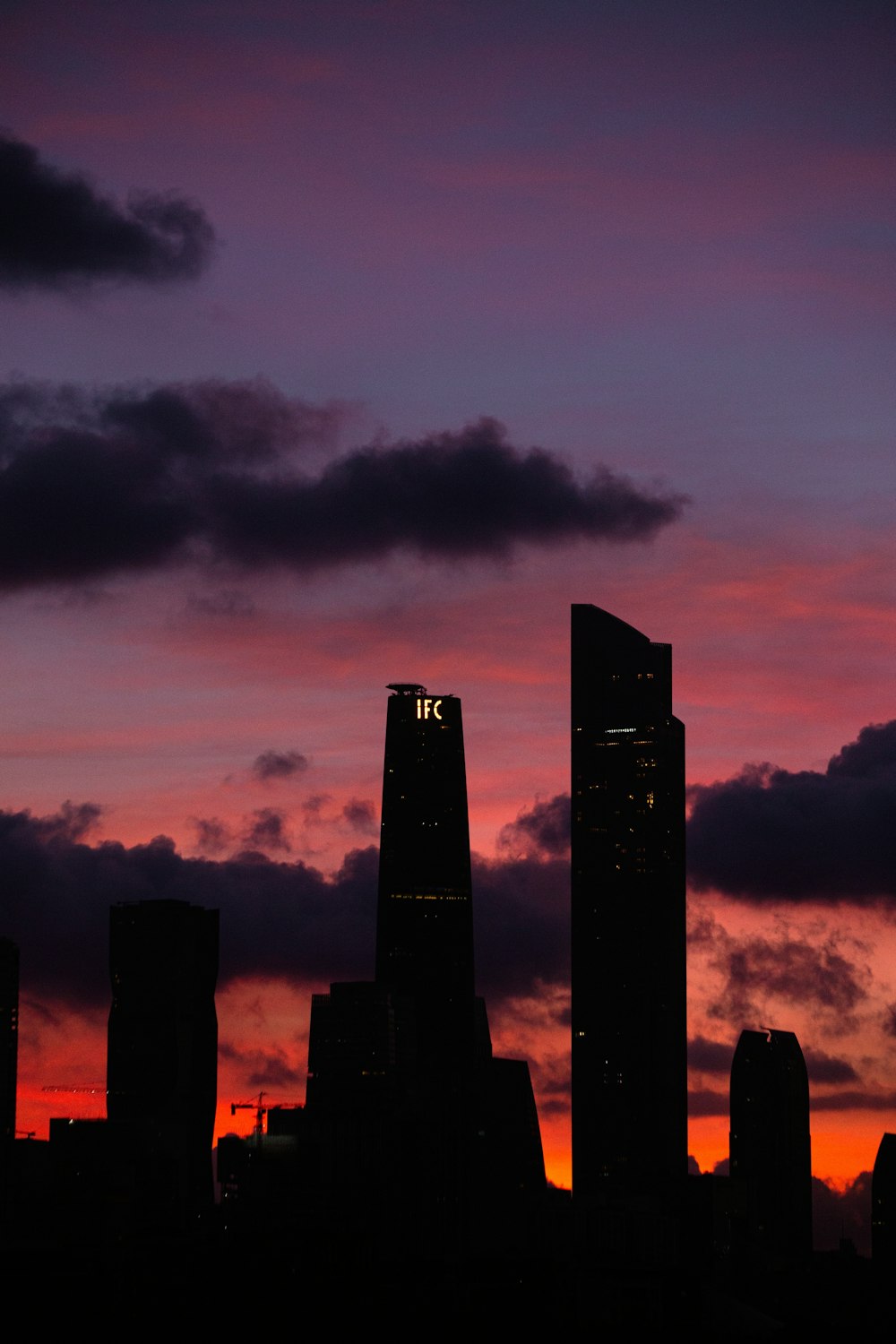 silhouette d’un immeuble de grande hauteur au coucher du soleil