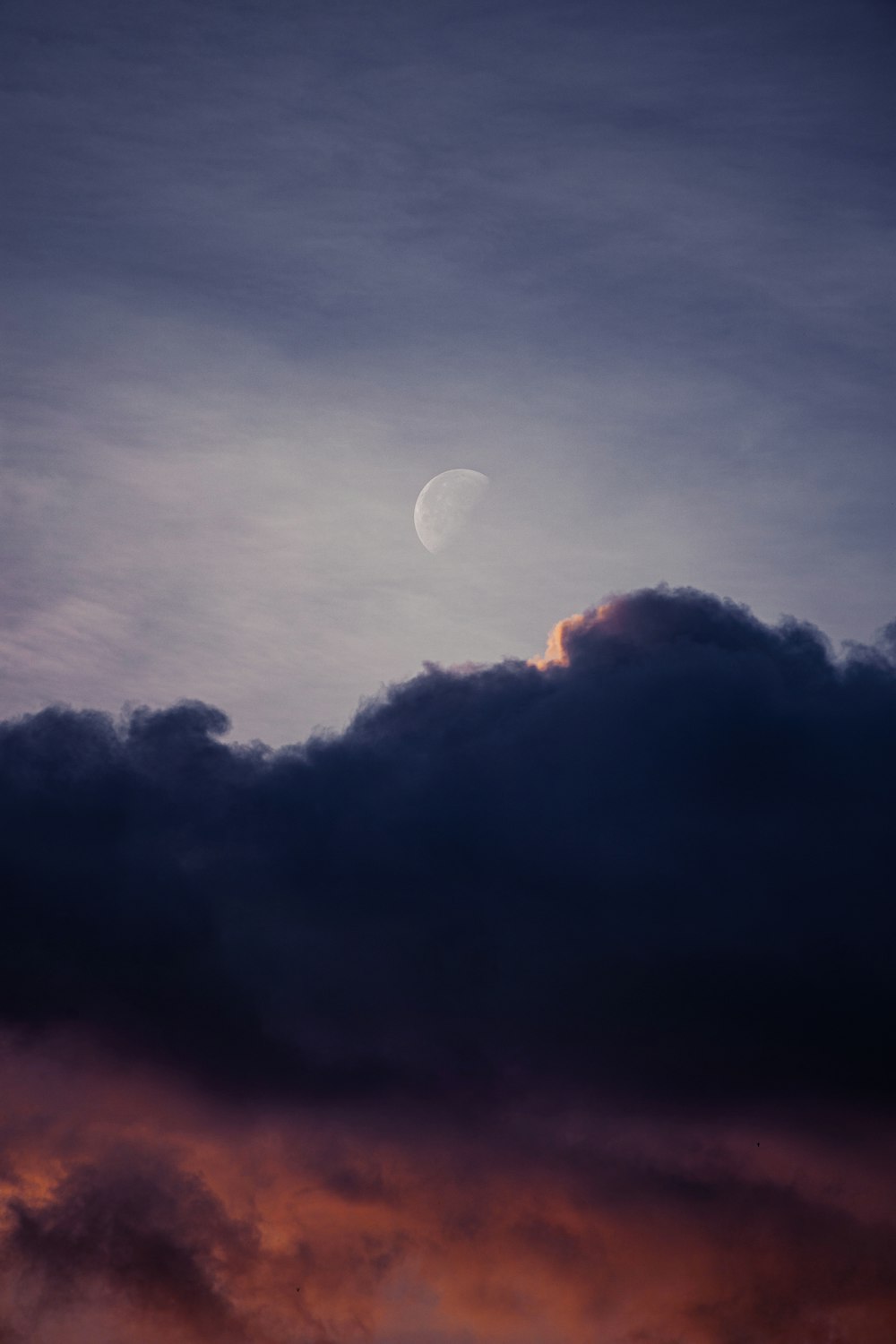 lua cheia coberta por nuvens