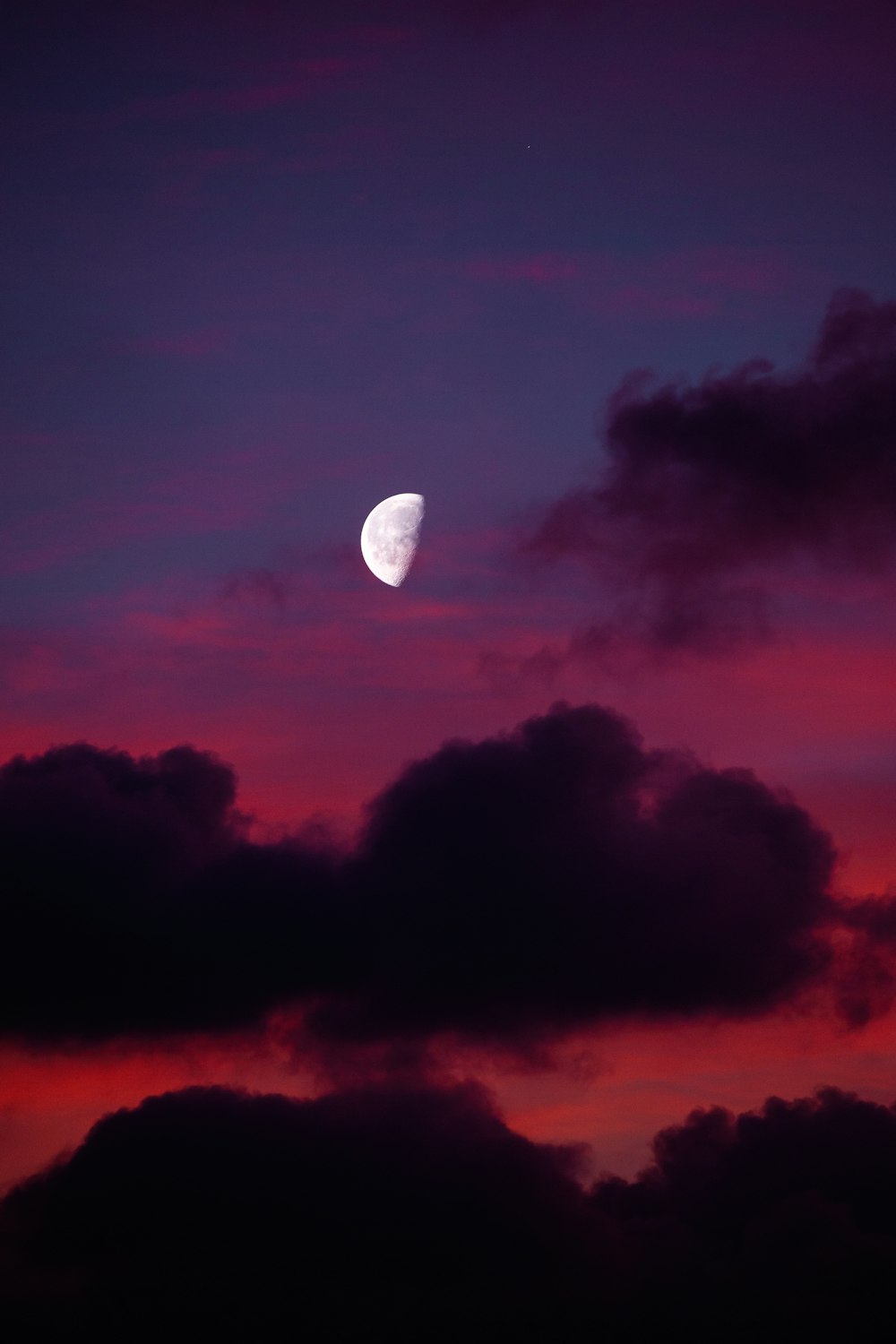 pleine lune dans le ciel