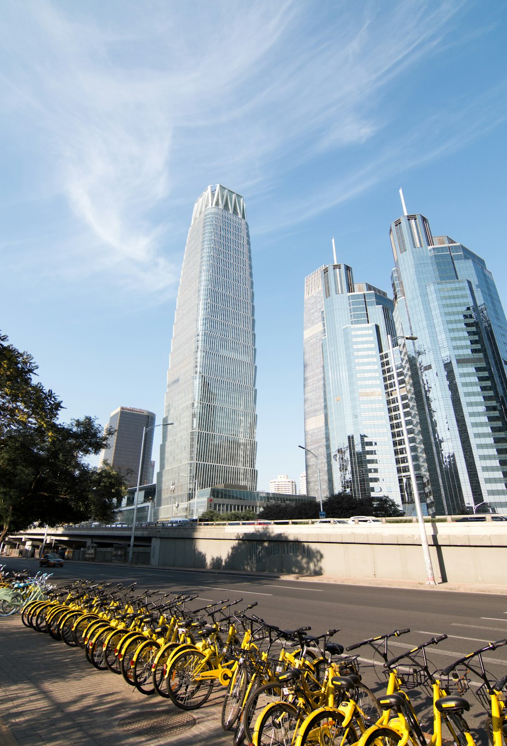 Edificio blanco de gran altura durante el día