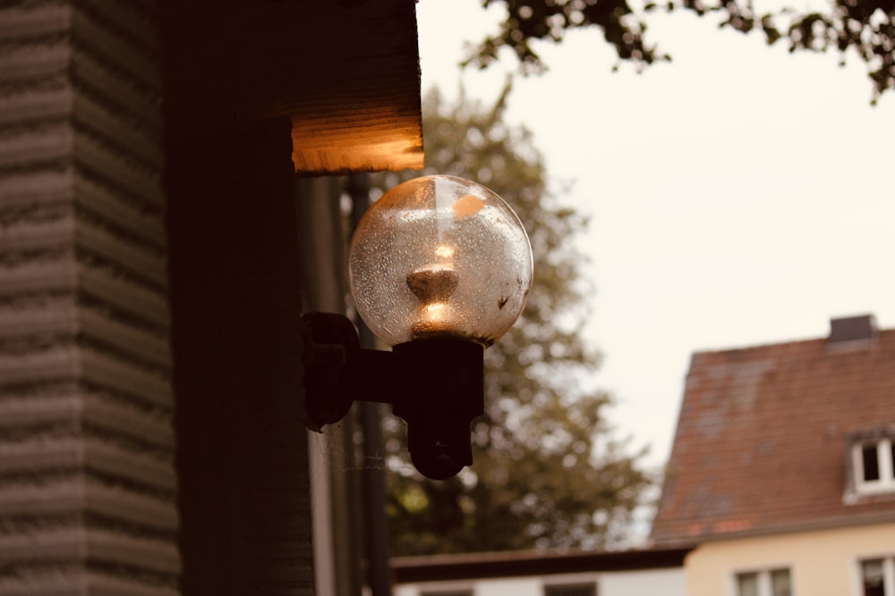 Klare Glaskugel am Fenster tagsüber