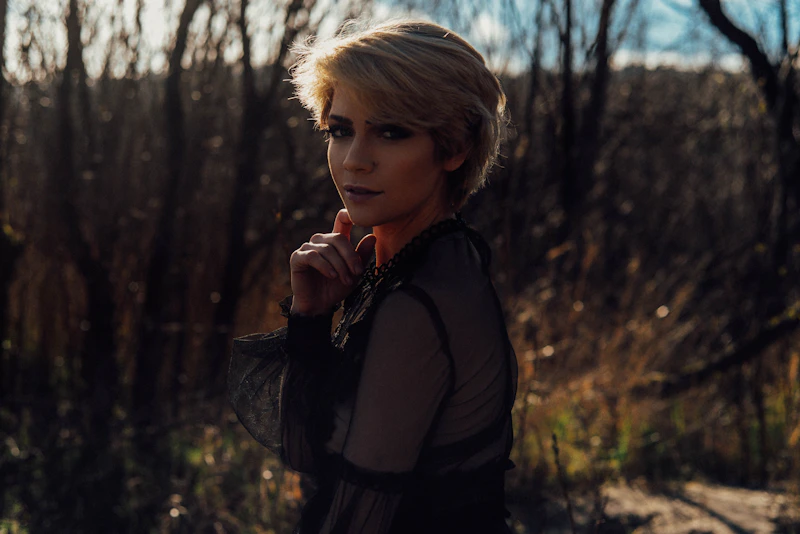 Sugar Mommy con chaqueta negra cerca de árboles