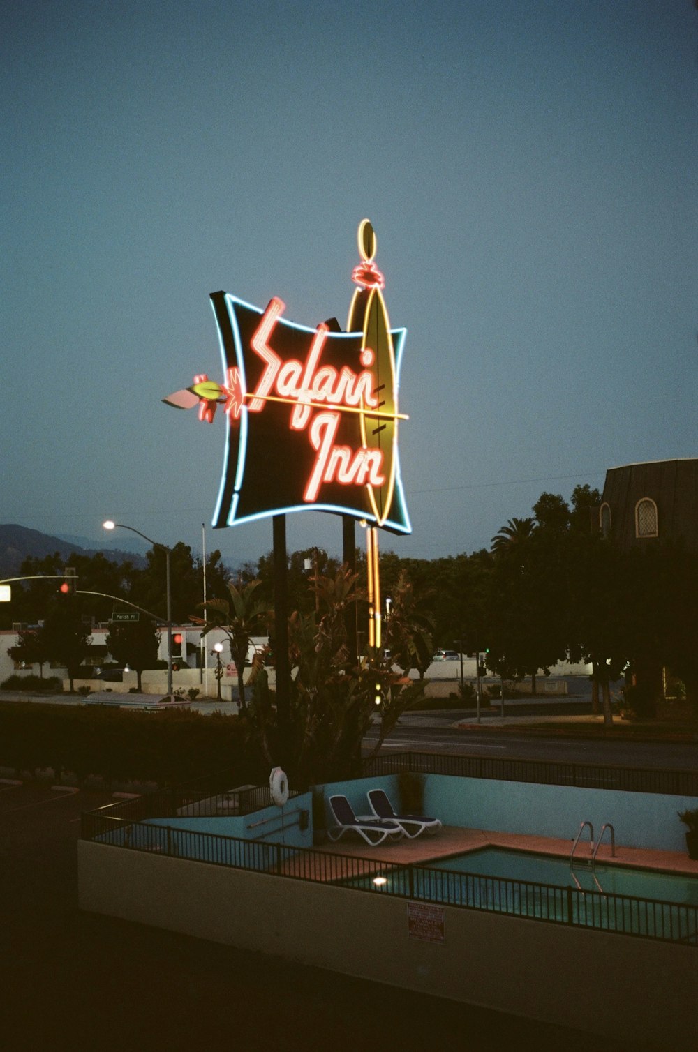 a large neon sign that says italian inn