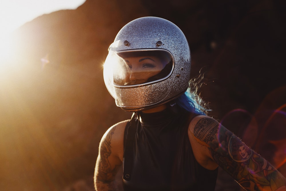 homem na jaqueta de couro preta que veste o capacete branco