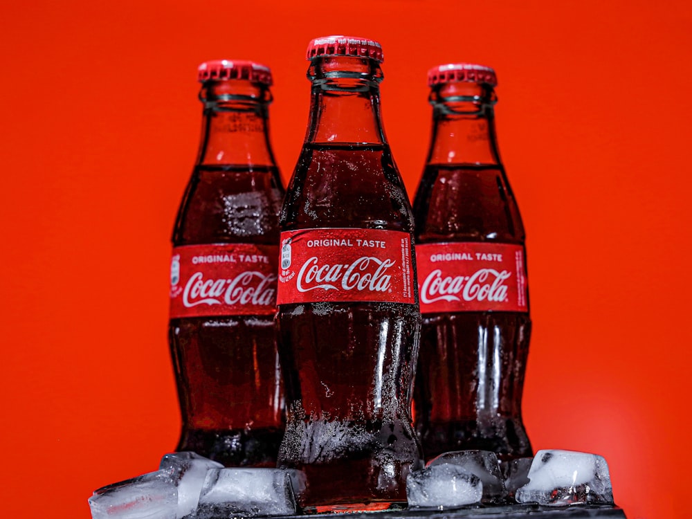 bouteilles de coca cola sur table noire