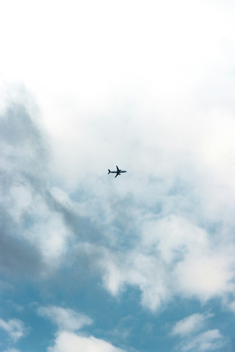 Avión volando en el cielo durante el día