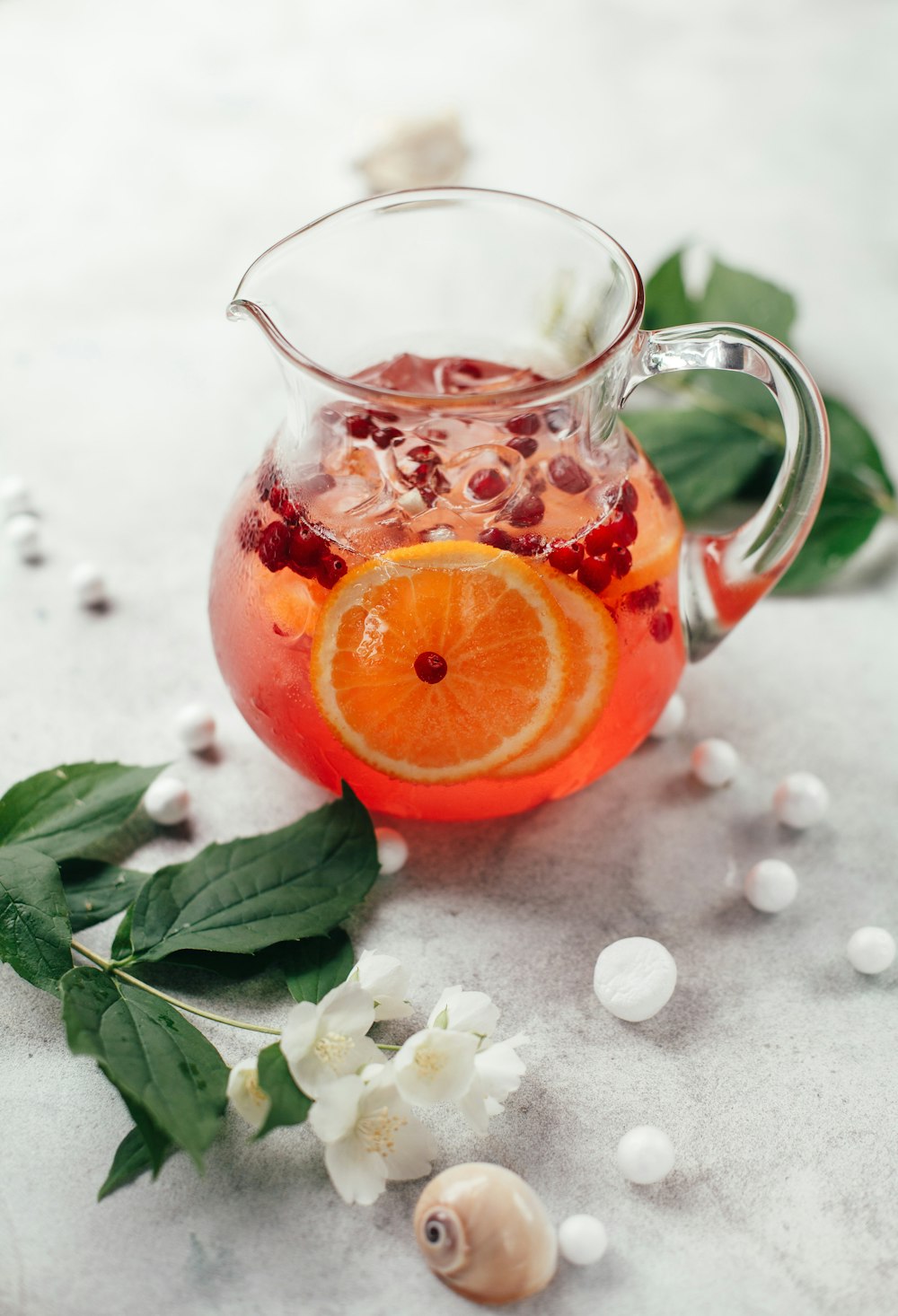 Pichet en verre transparent avec jus de fruit à l’orange