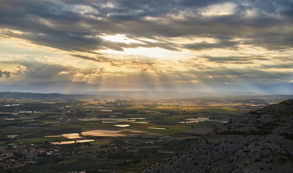 Veduta aerea del campo verde sotto il cielo nuvoloso durante il giorno