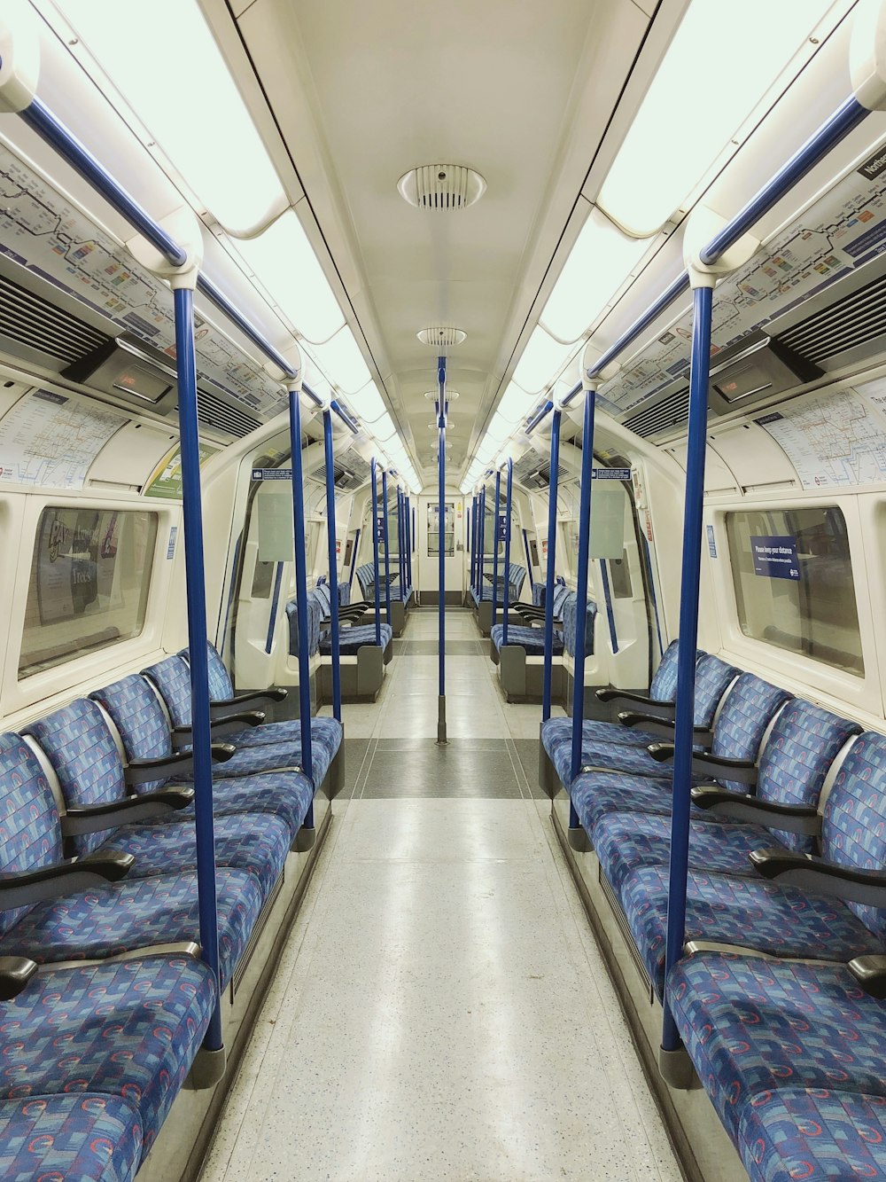 青と白の列車の座席