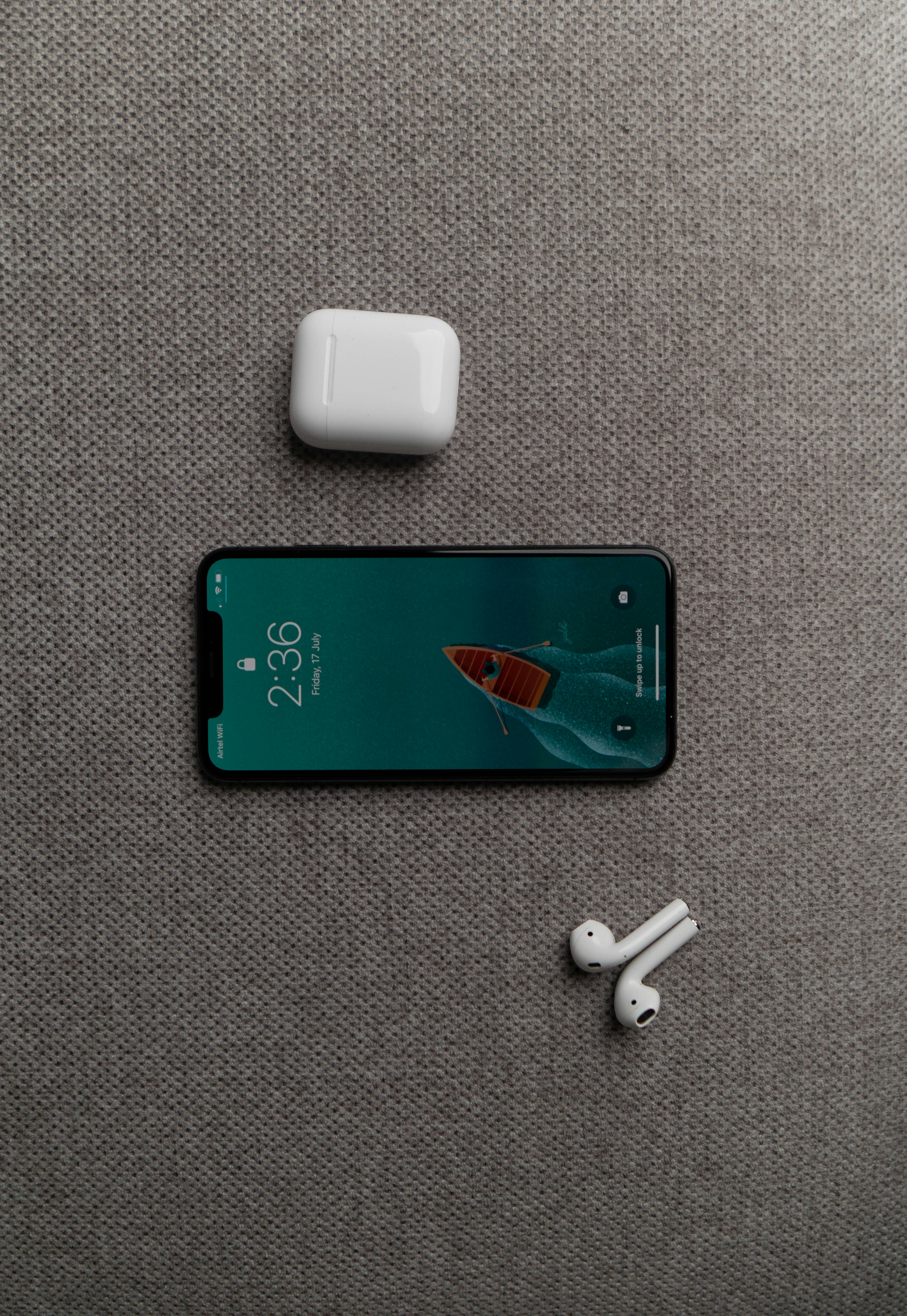white samsung galaxys 7 edge