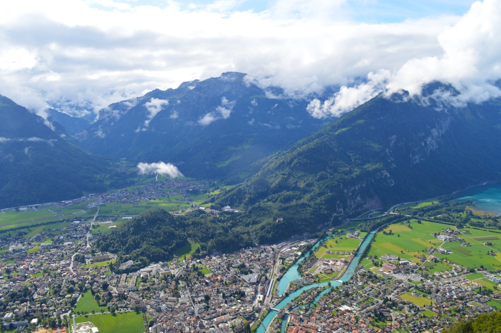 Veduta aerea della città vicino alle montagne durante il giorno