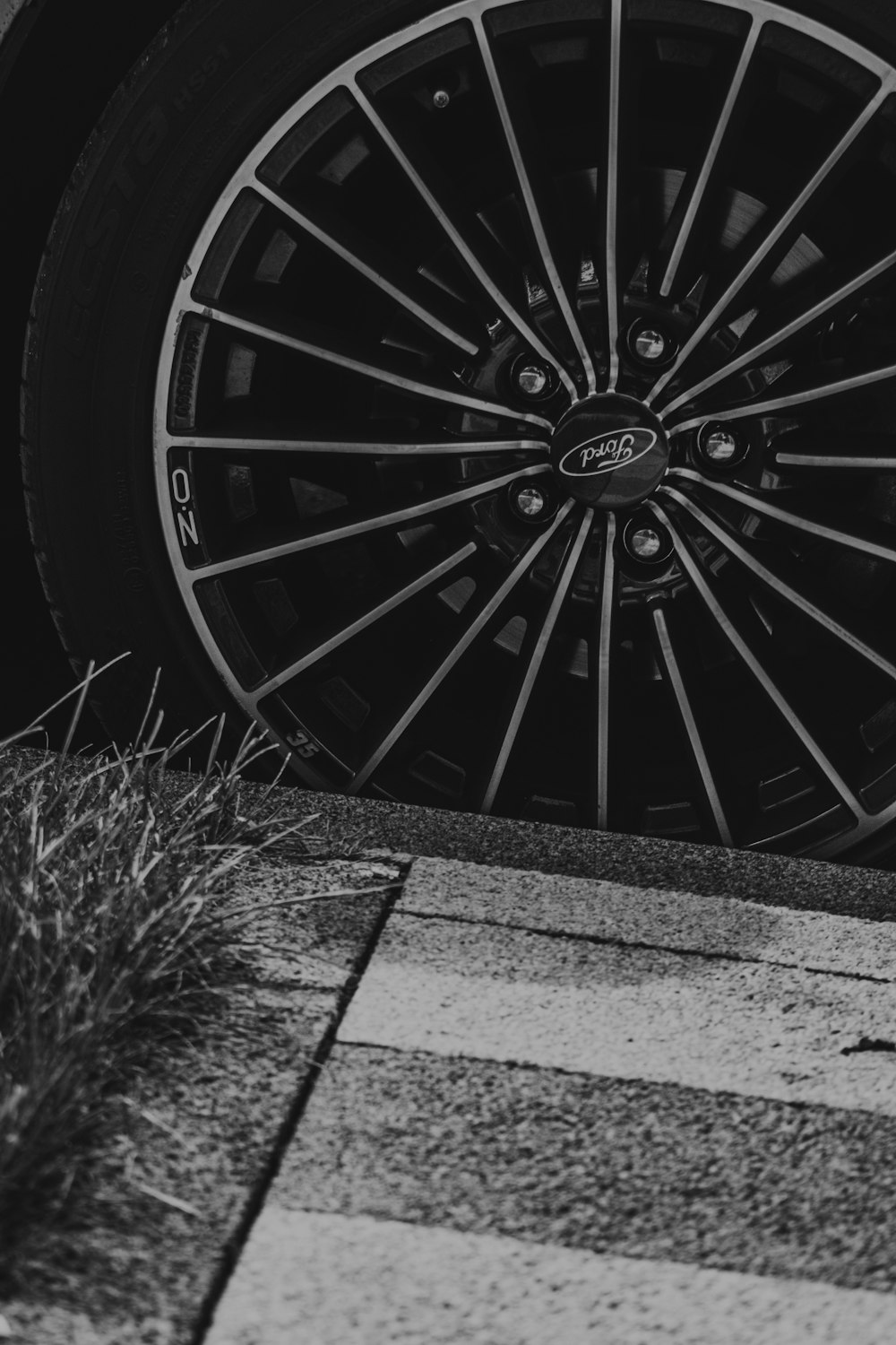 schwarz-silbernes Rad auf grauem Betonboden