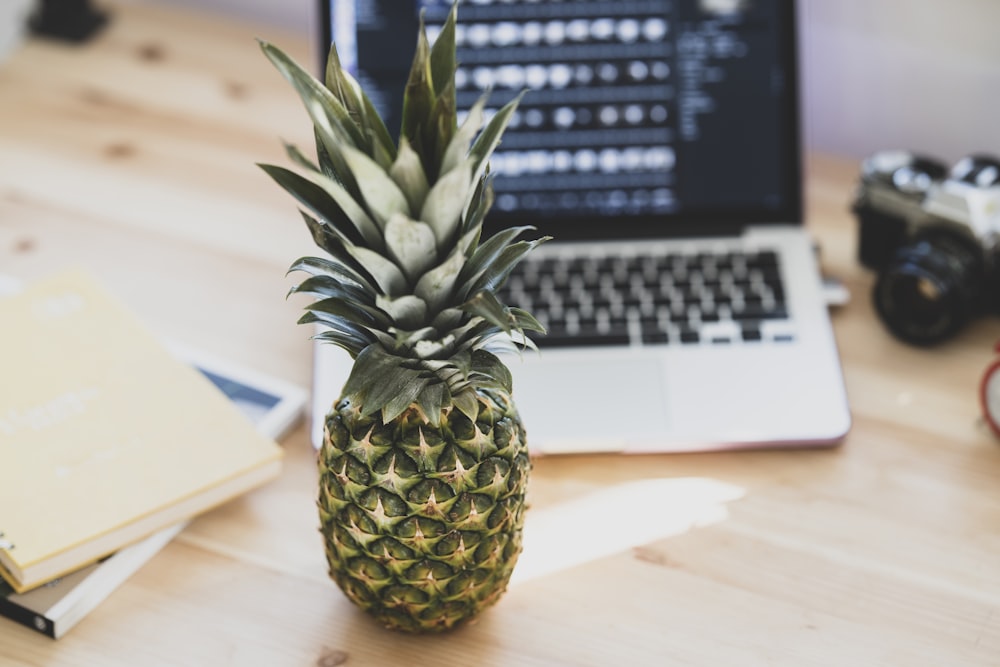 Fruta de piña sobre mesa de madera marrón