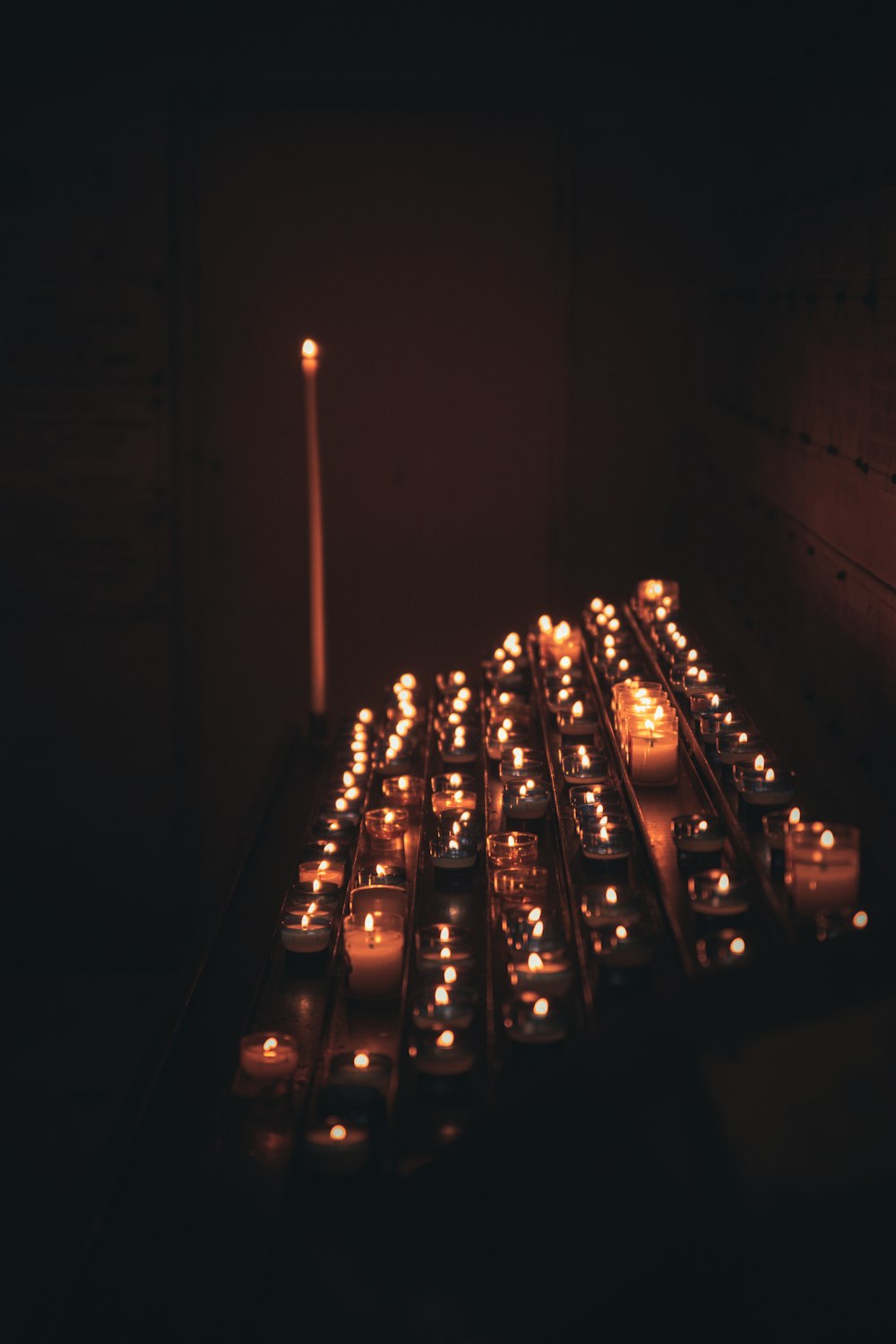 brennende Kerzen im Dunkeln
