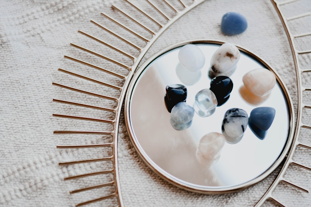 contas de mármore branco e azul na placa cerâmica branca redonda
