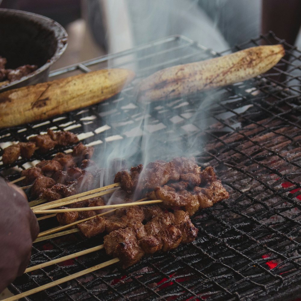 carne grelhada na grelha a carvão