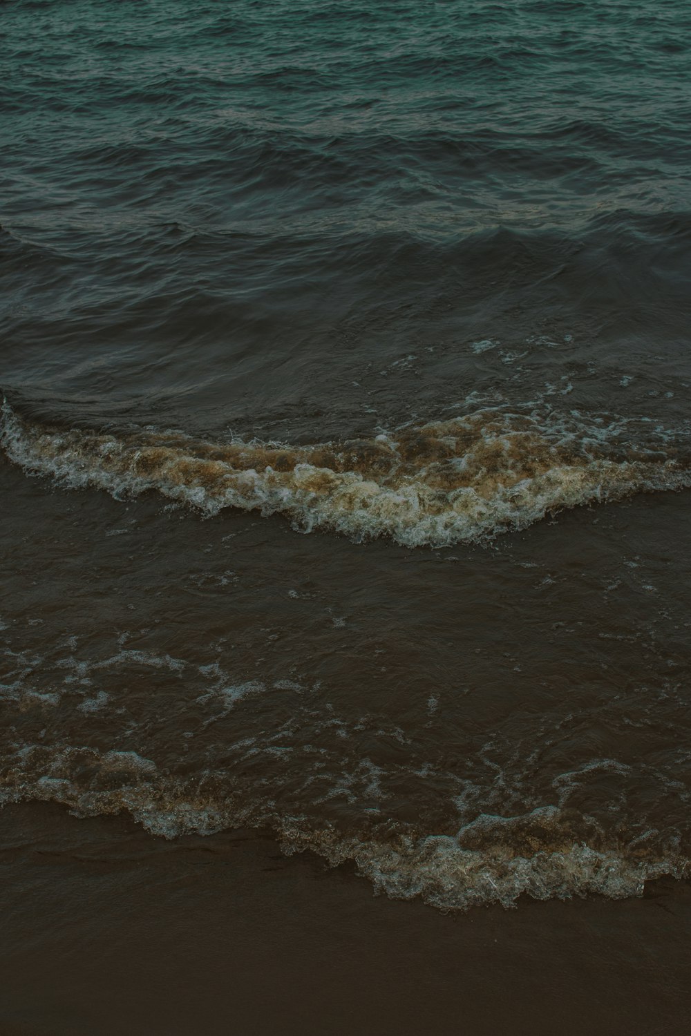 onde dell'oceano a riva durante il giorno