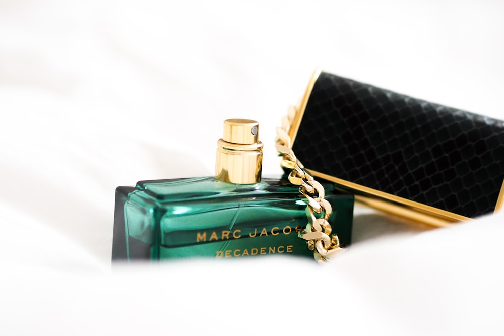 Frasco de perfume negro y dorado