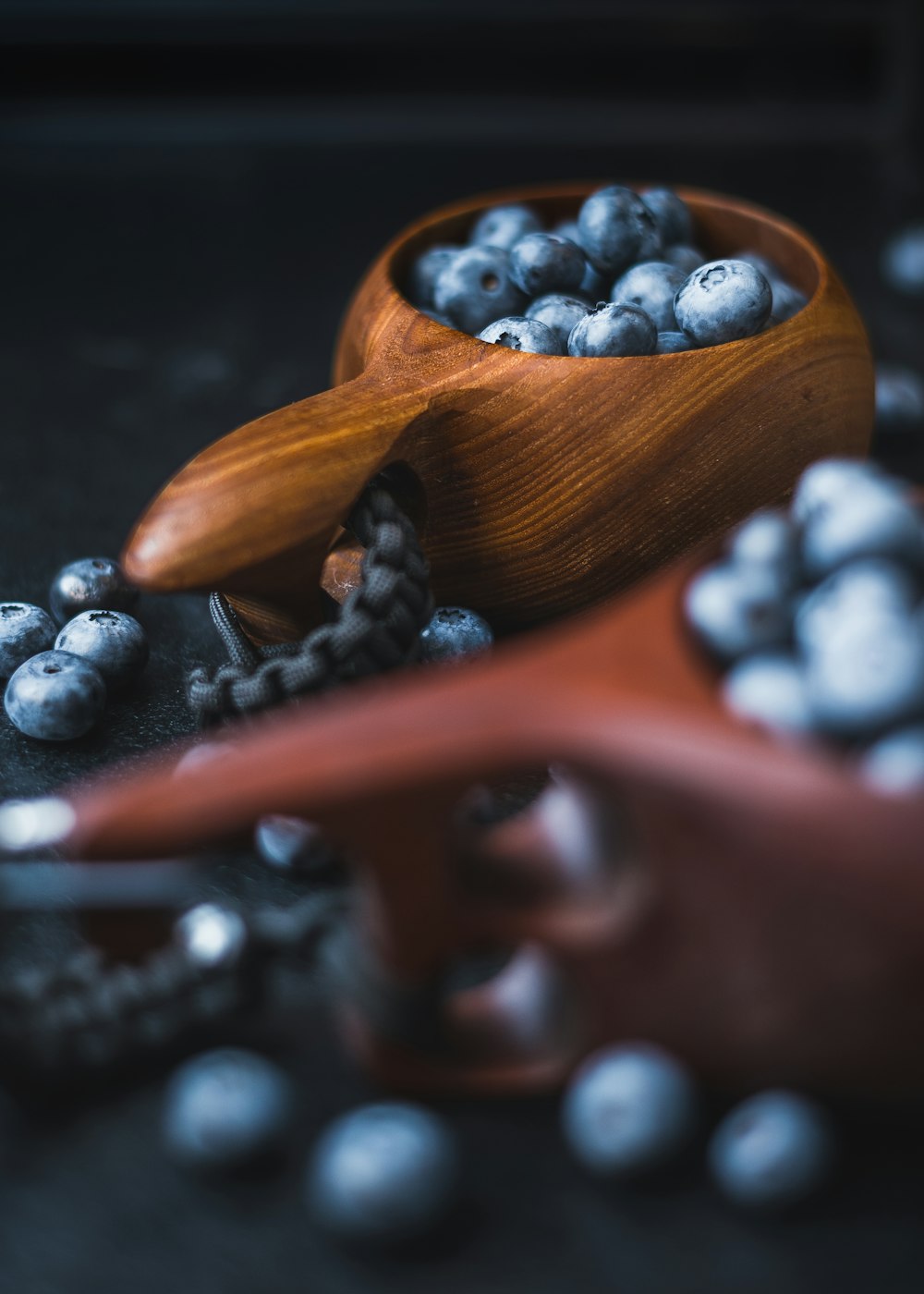 haricots noirs sur cuillère en bois brun