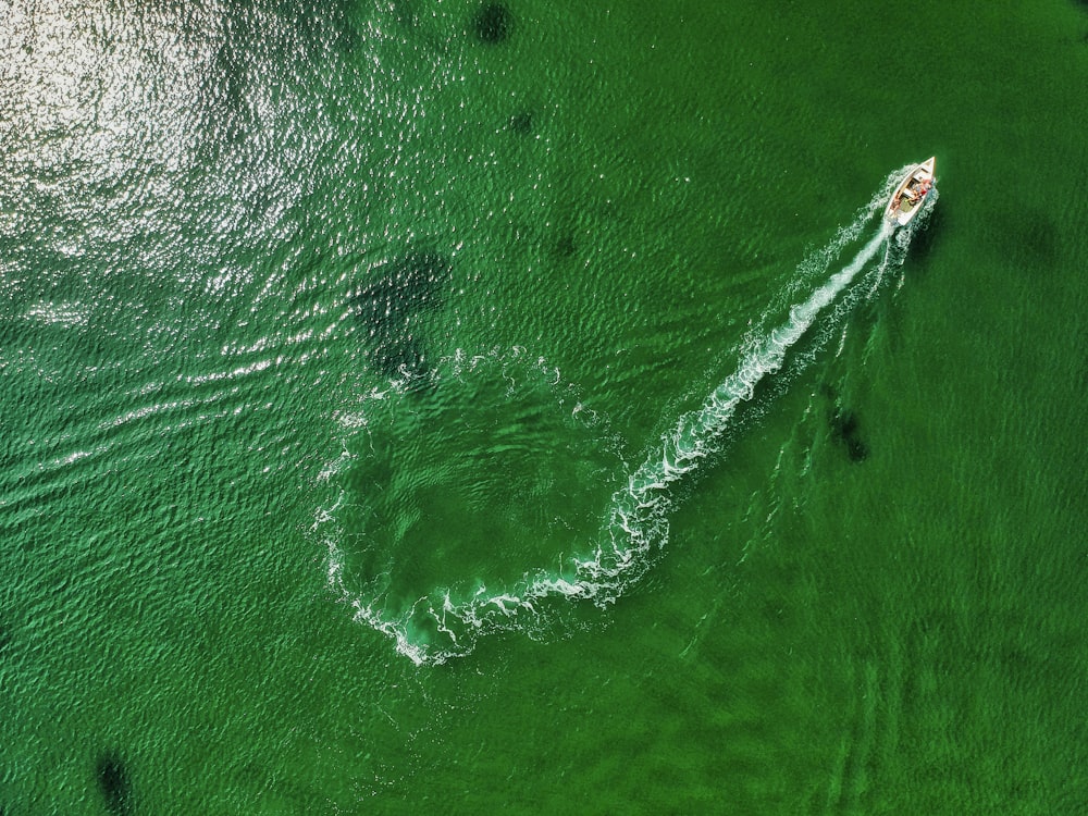 Vue aérienne d’un bateau blanc sur la mer pendant la journée