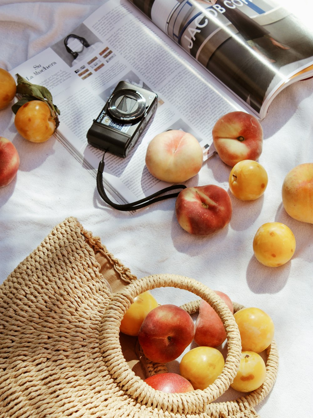 fruits orange sur panier tressé brun