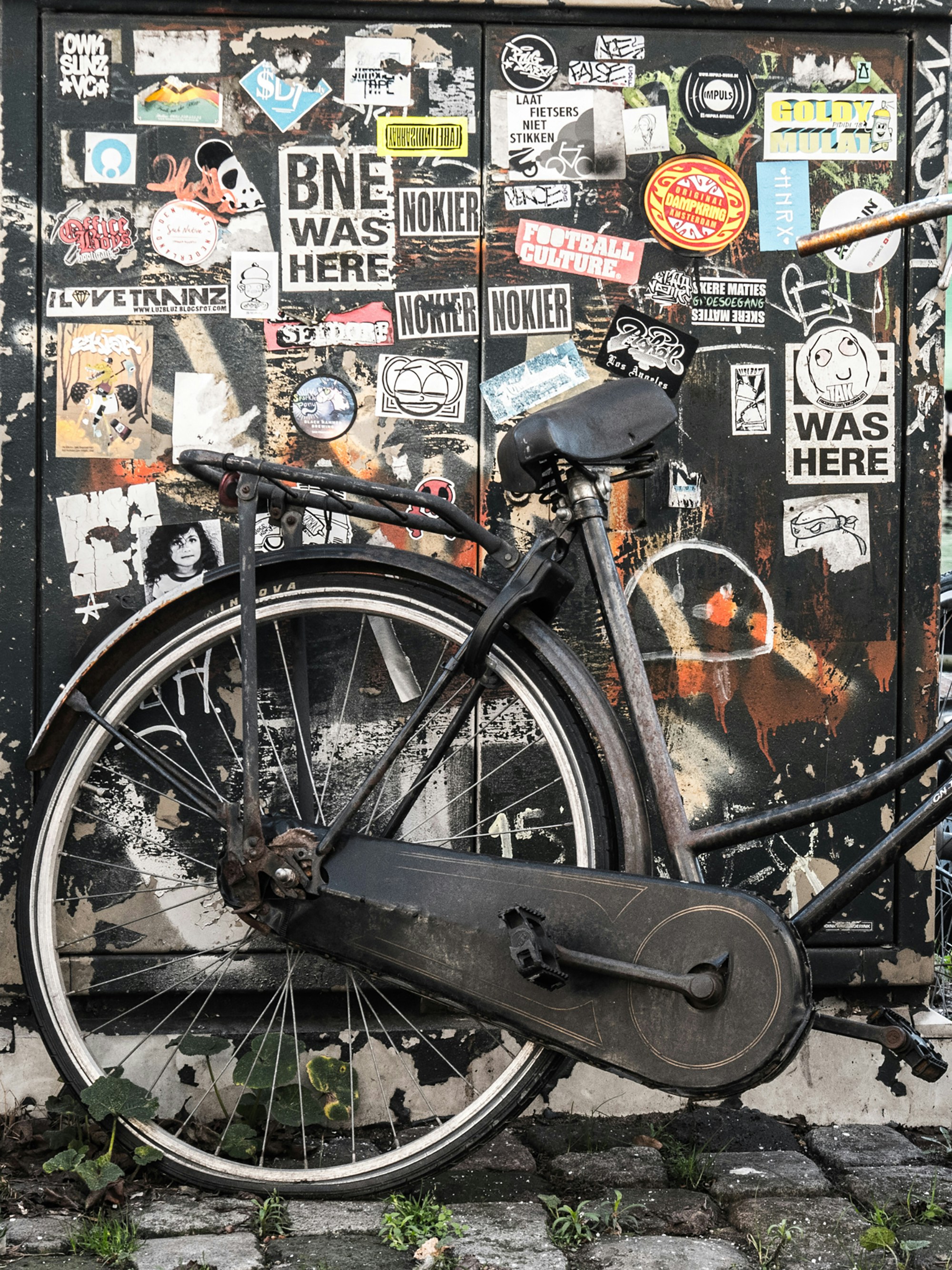vélo de banlieue noir près du mur