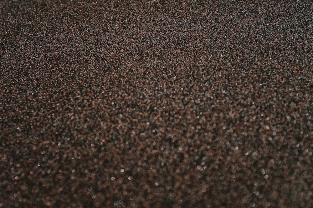 surface en marbre brun et noir