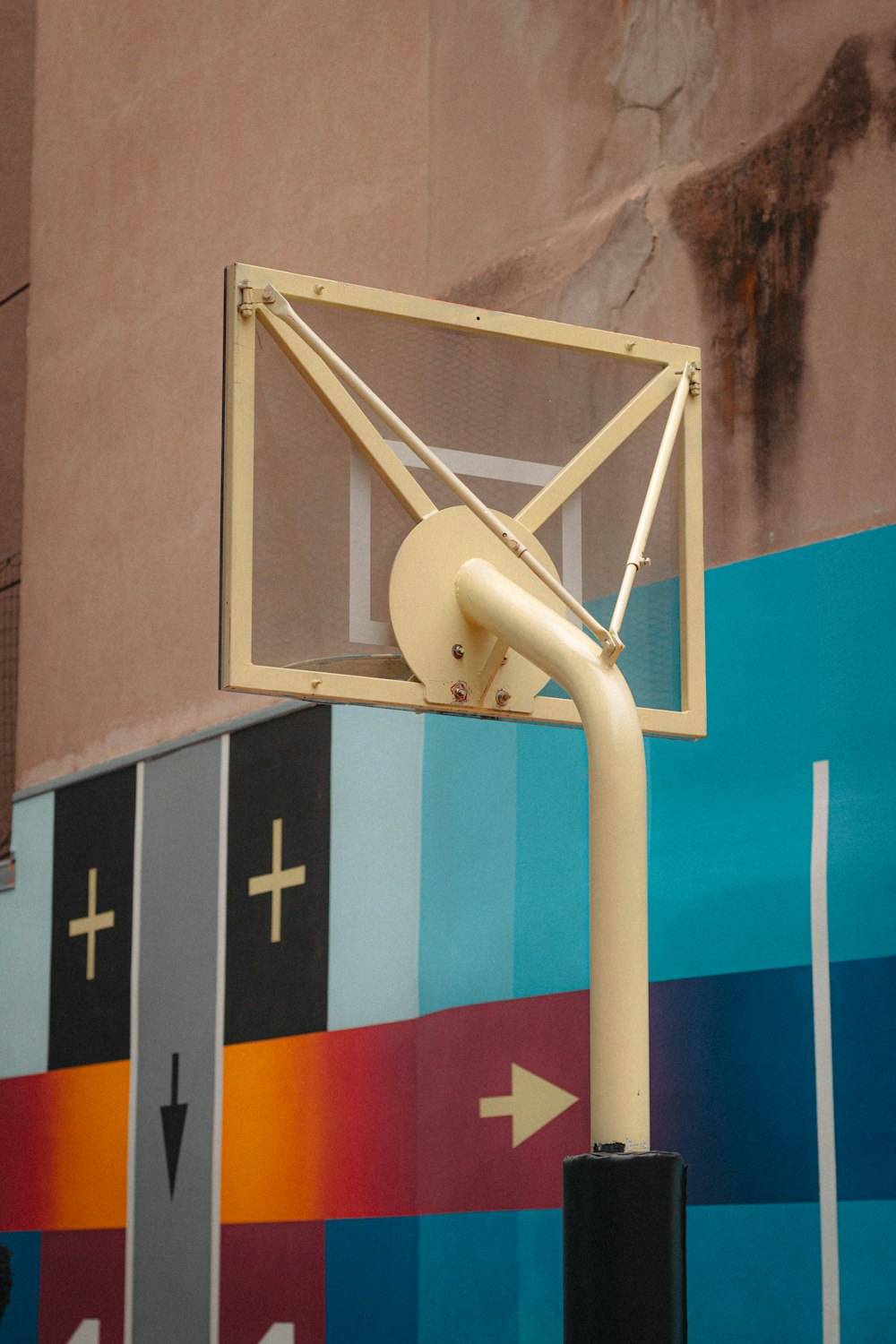 Un aro de baloncesto frente a una pared colorida