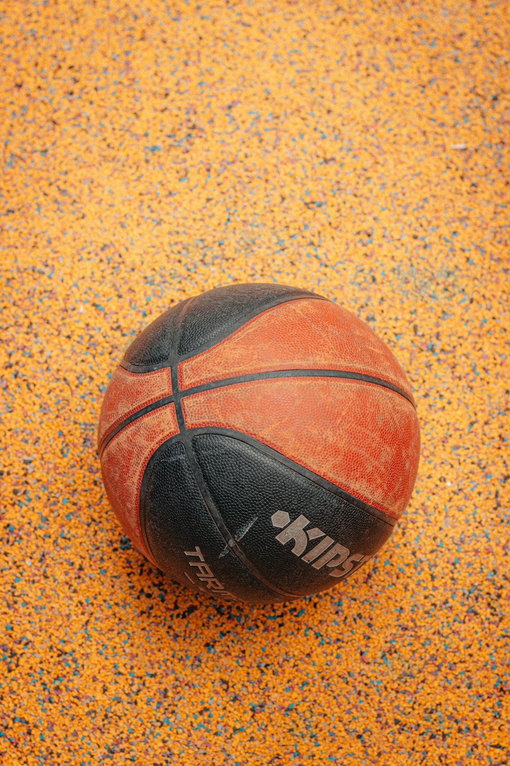 Baloncesto marrón y negro sobre tela marrón y negro