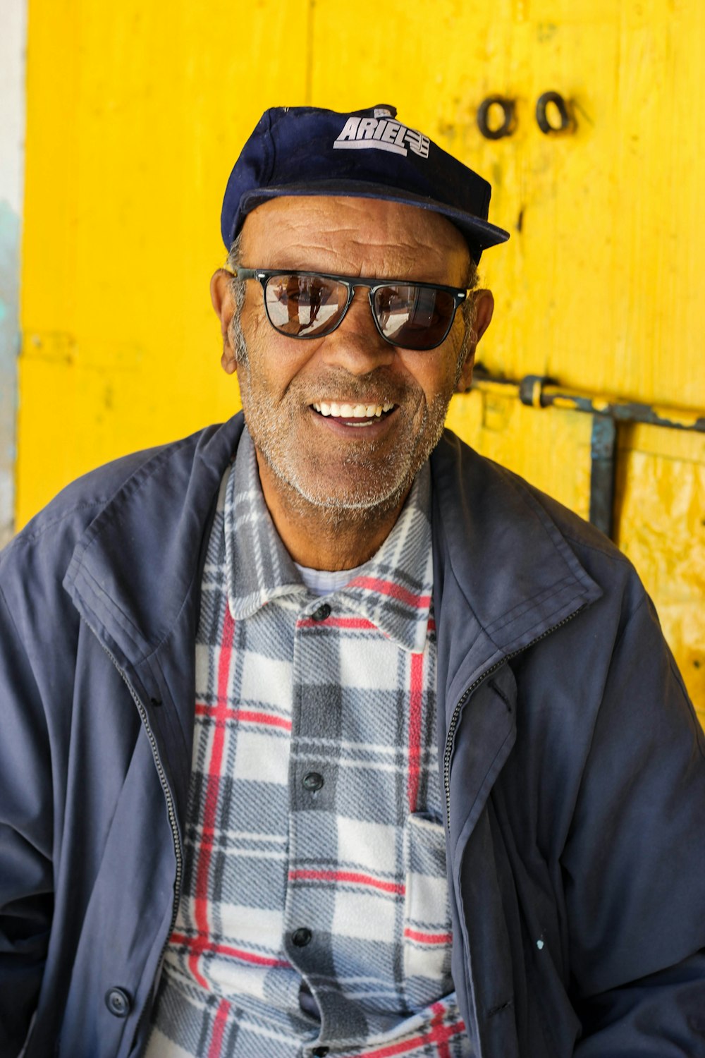 Hombre con chaqueta de cuero negro con gafas de sol negras