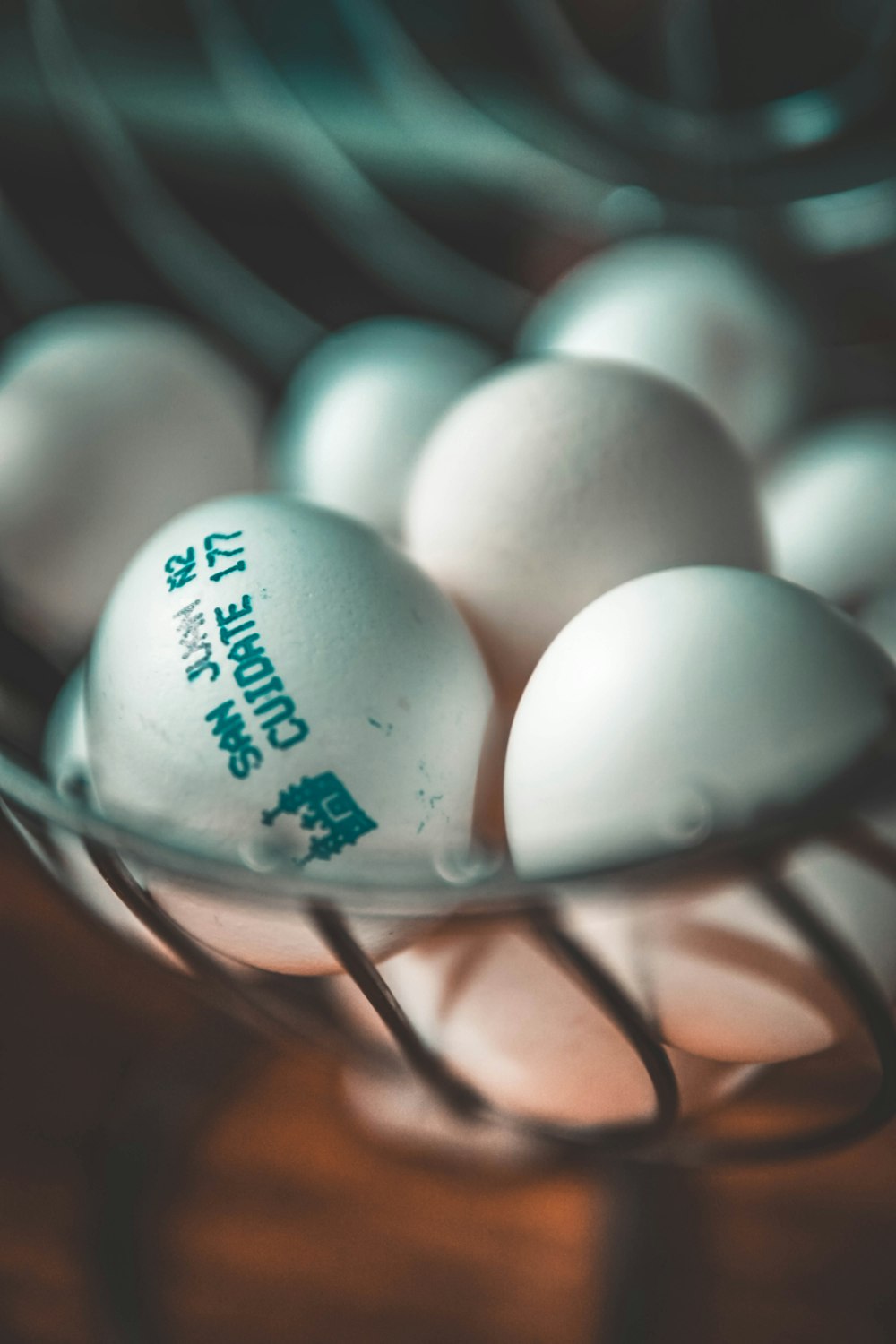 oeuf blanc sur grille en métal noir