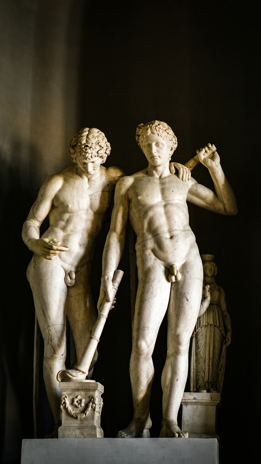 Statue d’homme et de femme aux seins nus
