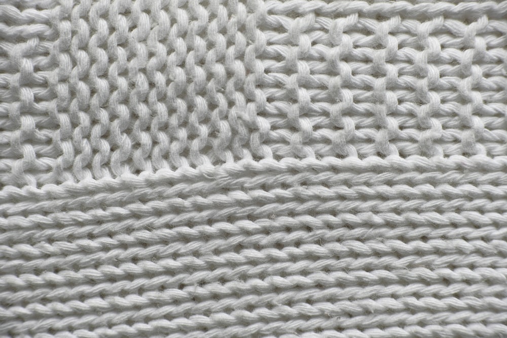 Textile tricoté blanc sur surface blanche