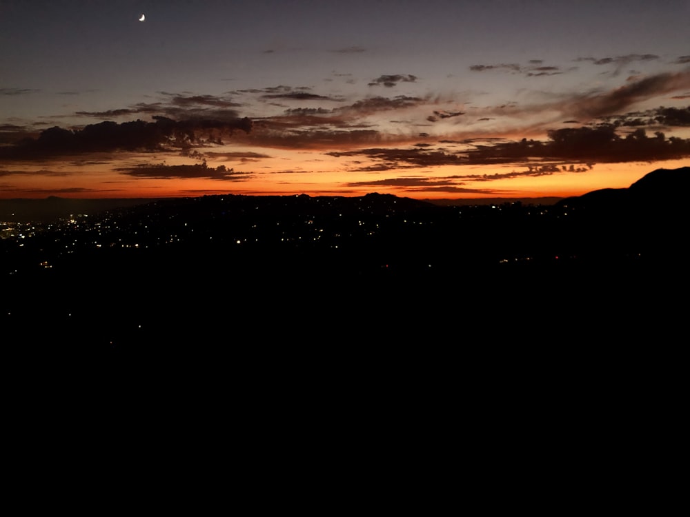 silhueta da cidade durante o pôr do sol