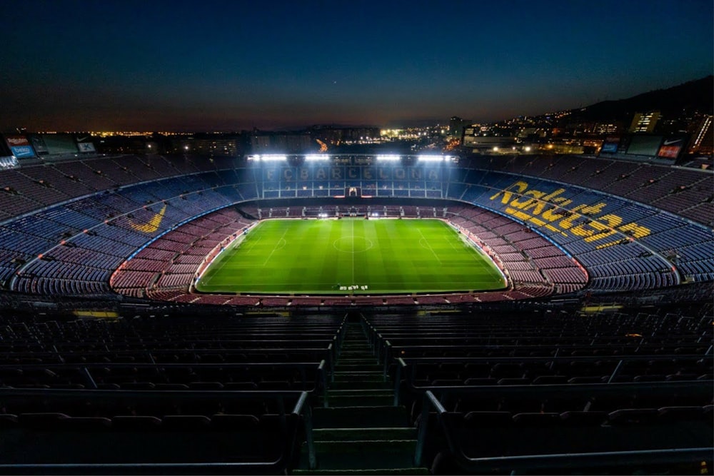 Estadio con luces encendidas durante la noche