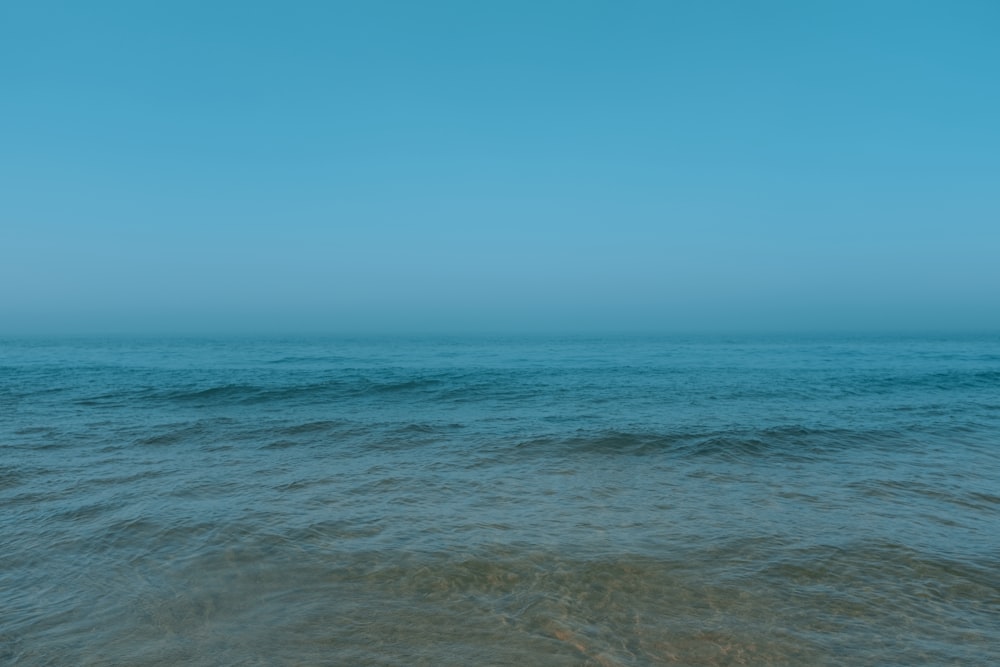 L’eau bleue de l’océan sous le ciel bleu pendant la journée