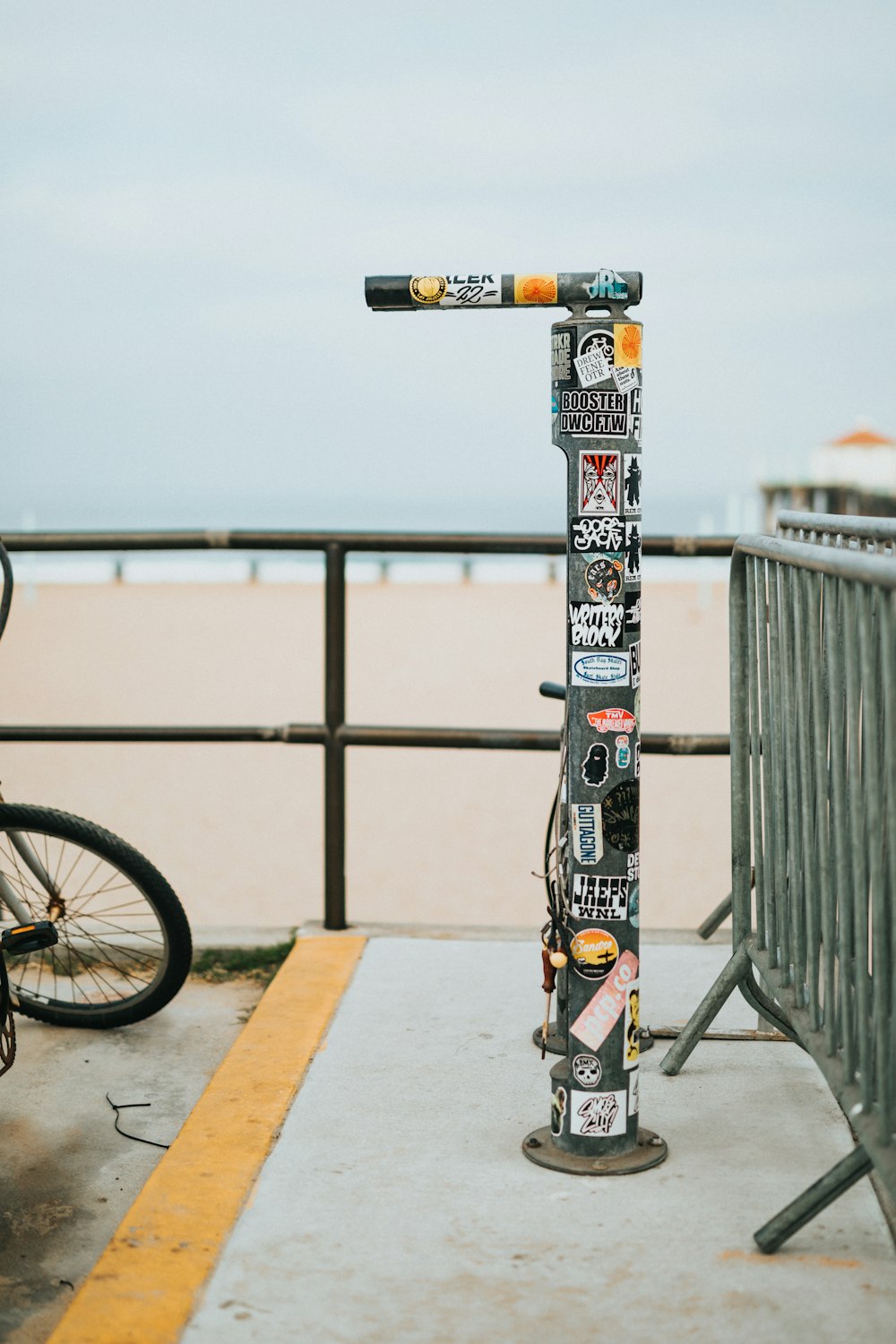 vélo noir et blanc sur clôture en bois gris pendant la journée