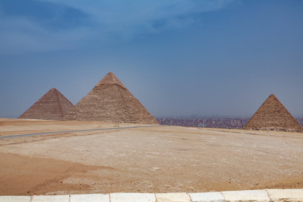 昼間の青空の下の茶色のピラミッド