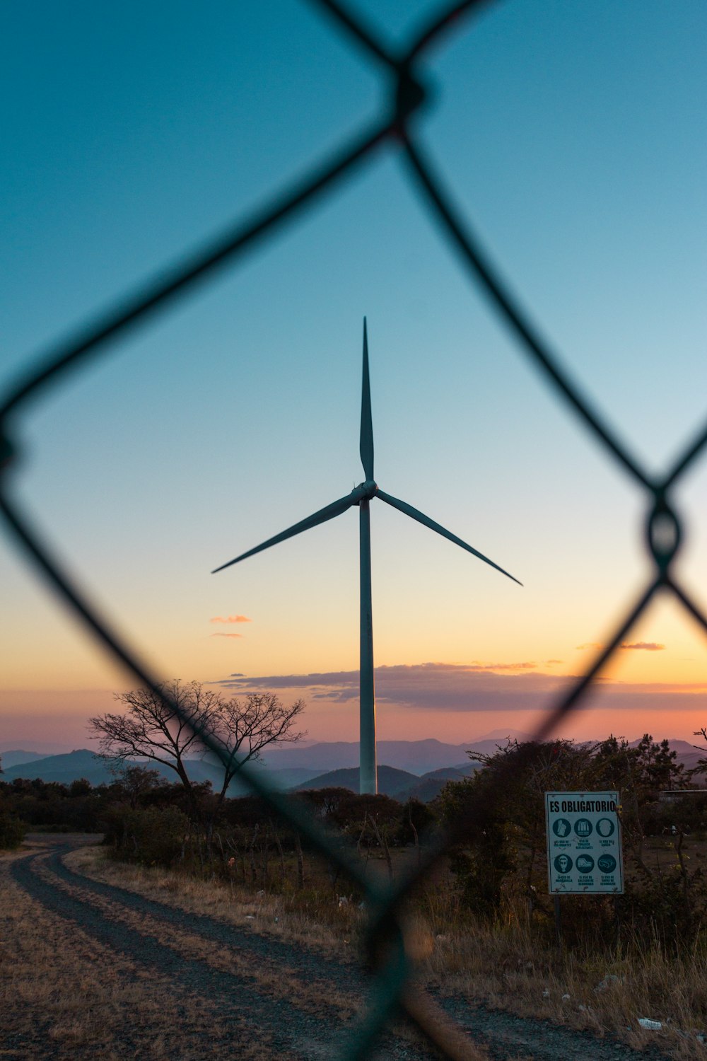 Turbina eólica durante la hora dorada