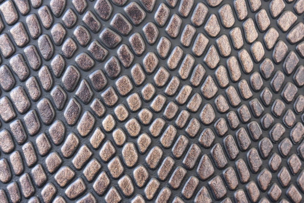 um close up de uma superfície de metal com um padrão