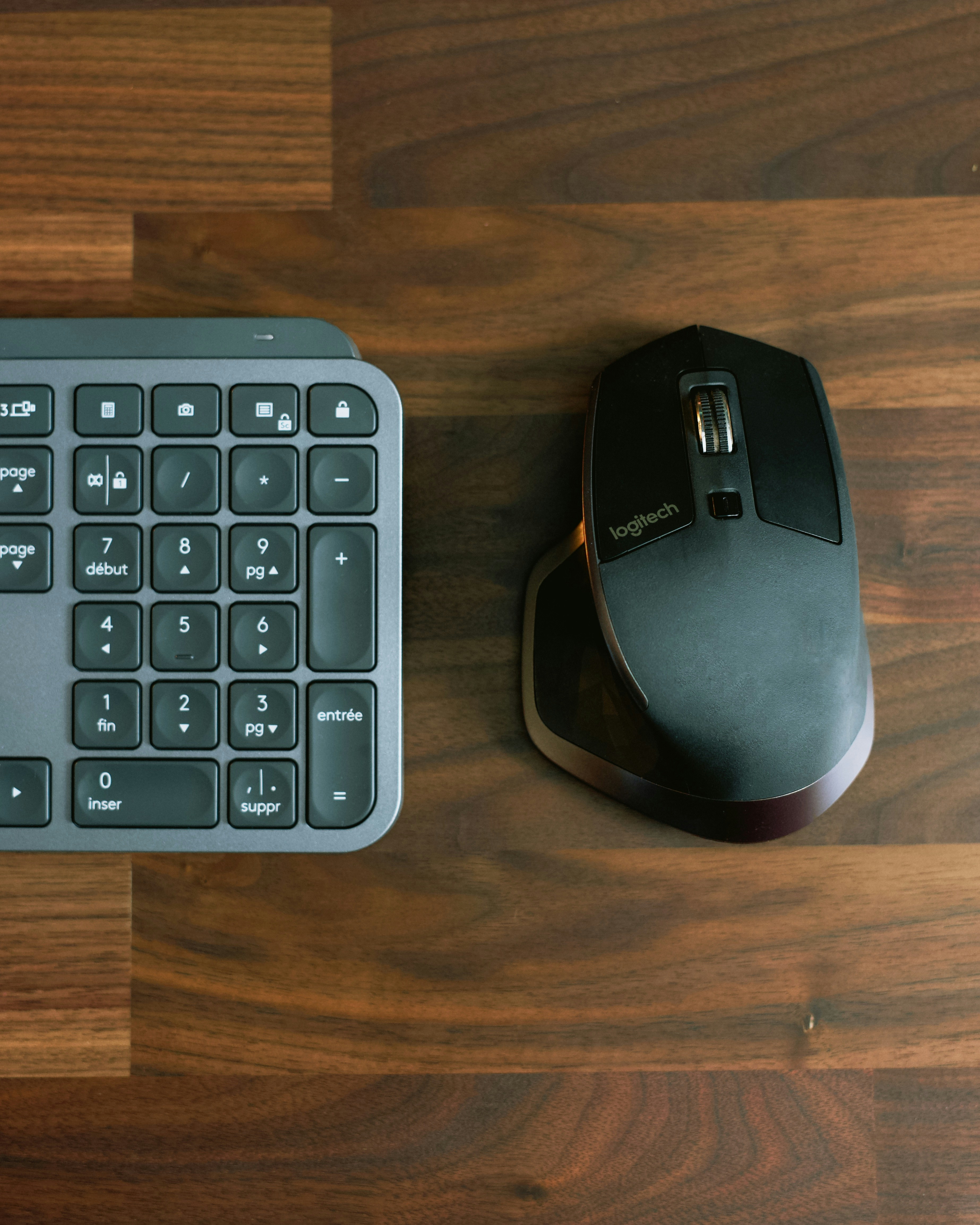Ratón y teclado de Logitech sobre una mesa de madera