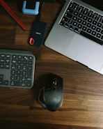 Escritorio con laptop y herramientas para realizar consultoría.