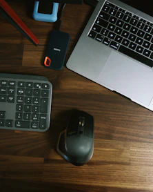 Escritorio con laptop y herramientas para realizar consultoría.