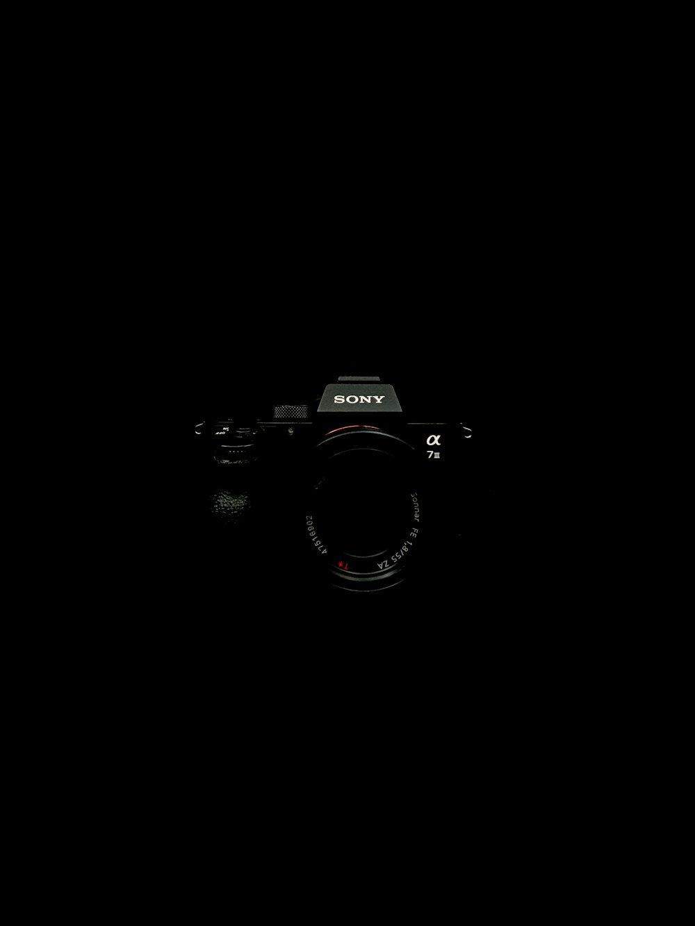 Cámara DSLR Nikon negra sobre superficie negra