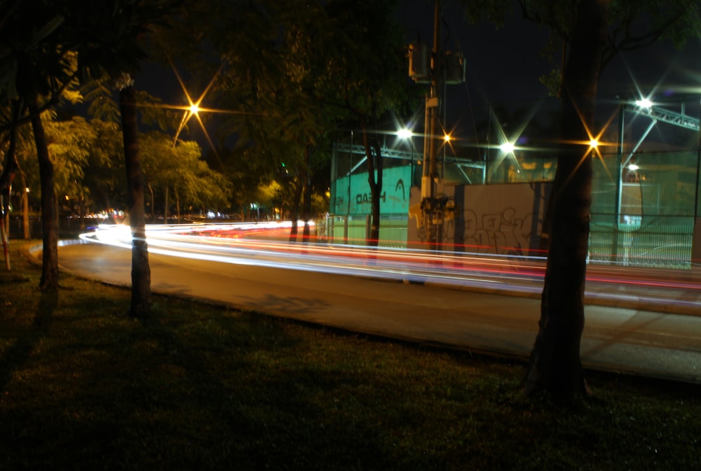 Fotografía de lapso de tiempo de automóviles en la carretera durante la noche