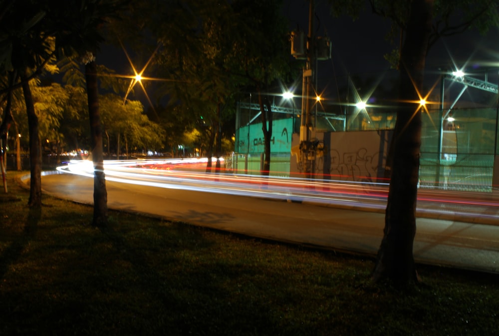 Zeitrafferaufnahmen von Autos auf der Straße während der Nachtzeit