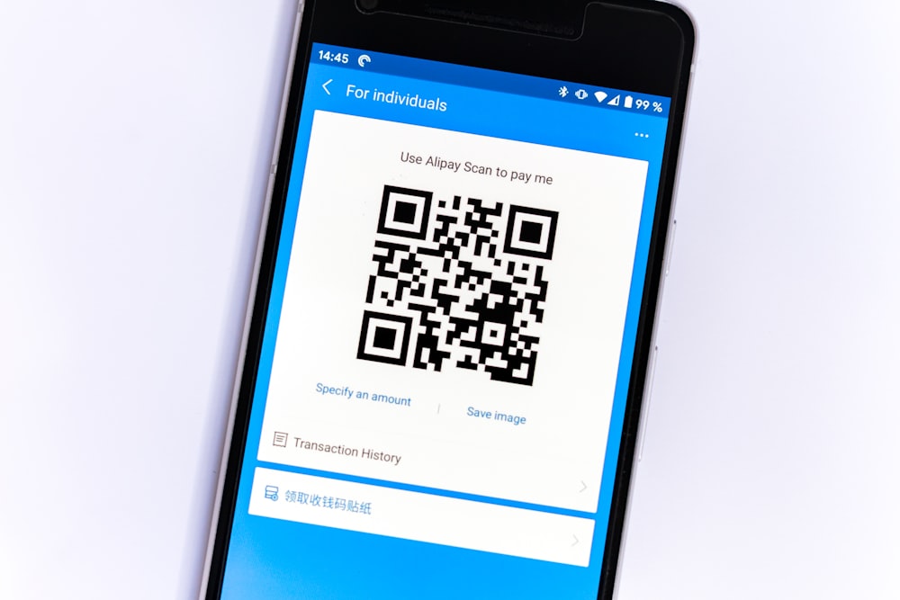 Schwarzes Samsung Android Smartphone mit QR-Code